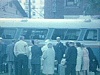 Autobus et passagers qui attendent à l'extérieur