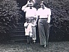 Couple avec enfant qui sort de la maison 