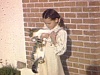 Mignonne jeune fille d'environ 9 ans avec un chat dans les mains 