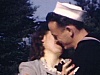 Jeunes filles avec leurs chums matelots;  ils s'embrassent (baiser)  - Amour 