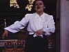 Madame, devant les caisses de Coke, danse en niaisant 