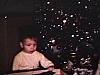 Noël; sapin et deux bébés qui déballent leurs cadeaux et s'amusent