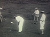 Hommes en culottes, bas et chapeau de golf «puttent» tous chacun leur tour et posent devant la caméra (golf)