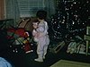 Cadeaux de Noël et fillette: petit poêle en fer blanc