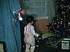 Cadeaux de Noël et fillette: petite robe rouge