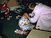 Cadeaux de Noël et fillette: etit service de vaisselle à thé (la maman joue avec elle)