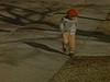 Dehors -  Bébé en tricycle, et qui danse sur le trottoir