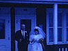 La mariée sort de la maison; quartier ouvrier