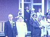 Groupe d'invités devant la maison