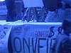 Parade ou manifestation d'étudiants - pancartes: «On est tanné - conseil de ville» «On veut une augmentation - Lutte - Combat»