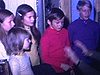 Les enfants chantent, le père dirige avec les bras (musique)