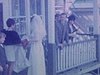 Mariée et cadeaux - à l'intérieur puis sur la galerie avec la famille