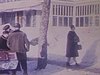 Vieux couple qui rentre à la maison 