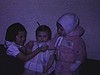 Trois bébés sur le divan 