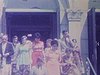 Mariage années 70; sortie de l'église, photo de groupe 