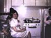 Personnes dans une petite cuisine réunies pour une soirée - Réunion d'amis