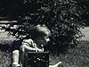 Bébé sur le gazon avec appareil photo