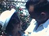 Père et fille qui le taquine avec une fleur