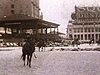Atlantic City - Nombreux chevaux sur la plage, des hommes accoudés sur le boardwalk, dames allongées sur des chaises transat.