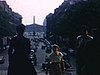 Paris - rue en plongée: scooter et automobiles