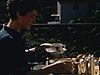 Pilou (jeune femme) prend le petit déjeuner sur le balcon, la table