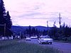 Route et chalet dans le bois