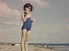 Sur la plage, Pilou enfant grignote (nourriture)