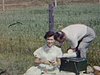 Pique-nique dans les hautes herbes, père et Pilou adolescente