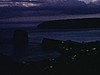 Percé avec village et rocher, puis la même scène de nuit et avec coucher de soleil