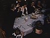 Jour de l'An: grande table avec les invités (bûche et scie)