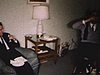 Roger Baulu qui trinque à la caméra et qui prend un verre 