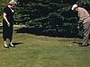 Golf ; couple qui putte - la dame en robe et talons hauts