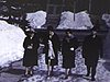 Arrivée à l'église, probablement Outremont -  des invités du mariage en hiver