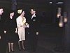 Les mariés en costumes de voyage de noces