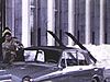 L'automobile avec les skis installés sur le toit; départ du couple