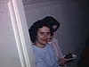 Petite fille avec chapeau de fête.  Des enfants et amies de filles pour cet anniversaire