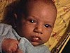 La mère nourrit le bébé