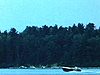 Hors-bord rouge qui file sur le lac Simon