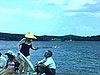 Chaloupe à moteur sur l'eau