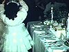 Fillette danse dans sa robe de première communiante (communion)