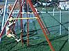 Enfants qui glissent dans une petite piscine rouge, balançoires, etc. dans cour arrière de la maison jeux d'enfants