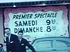 Automobile décapotable devant salle de spectacle avec vedette non identifiée - groupe qui descend de l'auto