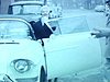 Jolie femme blonde qui monte en automobile