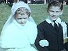 Première communion; sortie de l'église; deux enfants (garçon et fille)