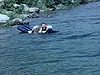 Baignade; bye-bye à la caméra; couple qui se baigne avec des palmes