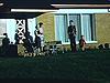 Voiture devant bungalow, puis une famille devant le bungalow neuf 