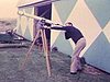 Télescope et homme en action