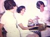 Hôpital de Saint-Hyacinthe; infirmier et infirmières qui se donnent des cadeaux (tous ont une cigarette à la bouche)
