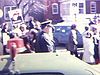 Manifestation à Saint-Hyacinthe, foule avec pancartes, policiers et un peu de brasse camarade (violence)