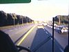 Dans l'autobus;  la route prise de l'autobus en marche